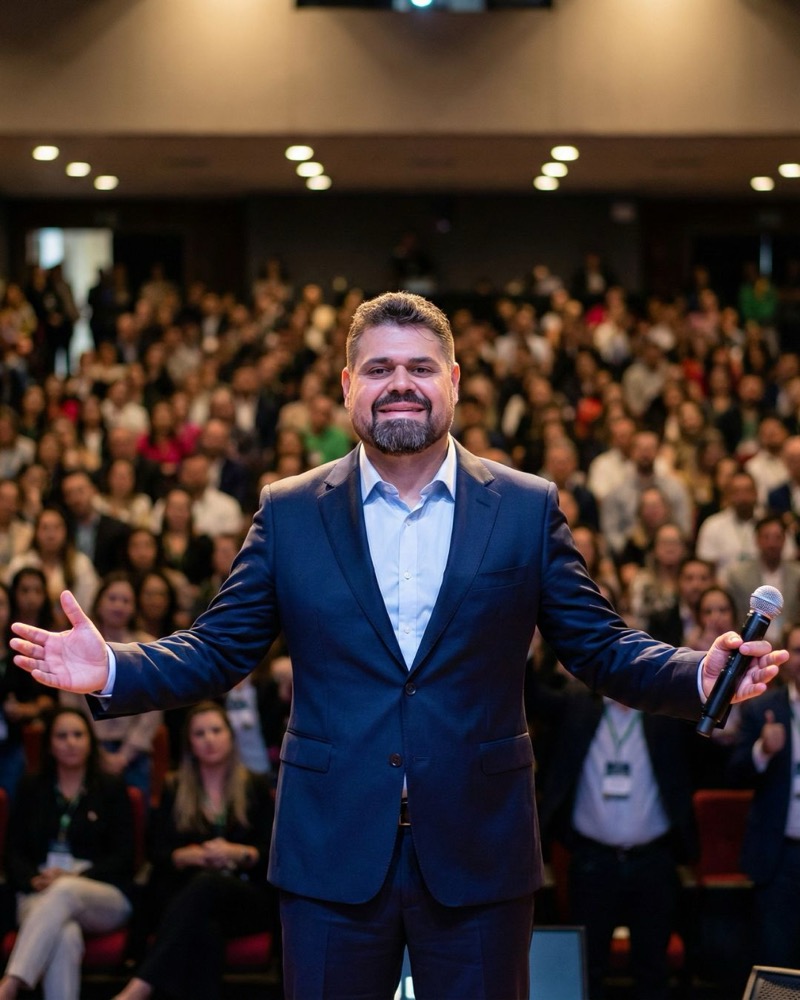Iggor Santana palestrando para grande público